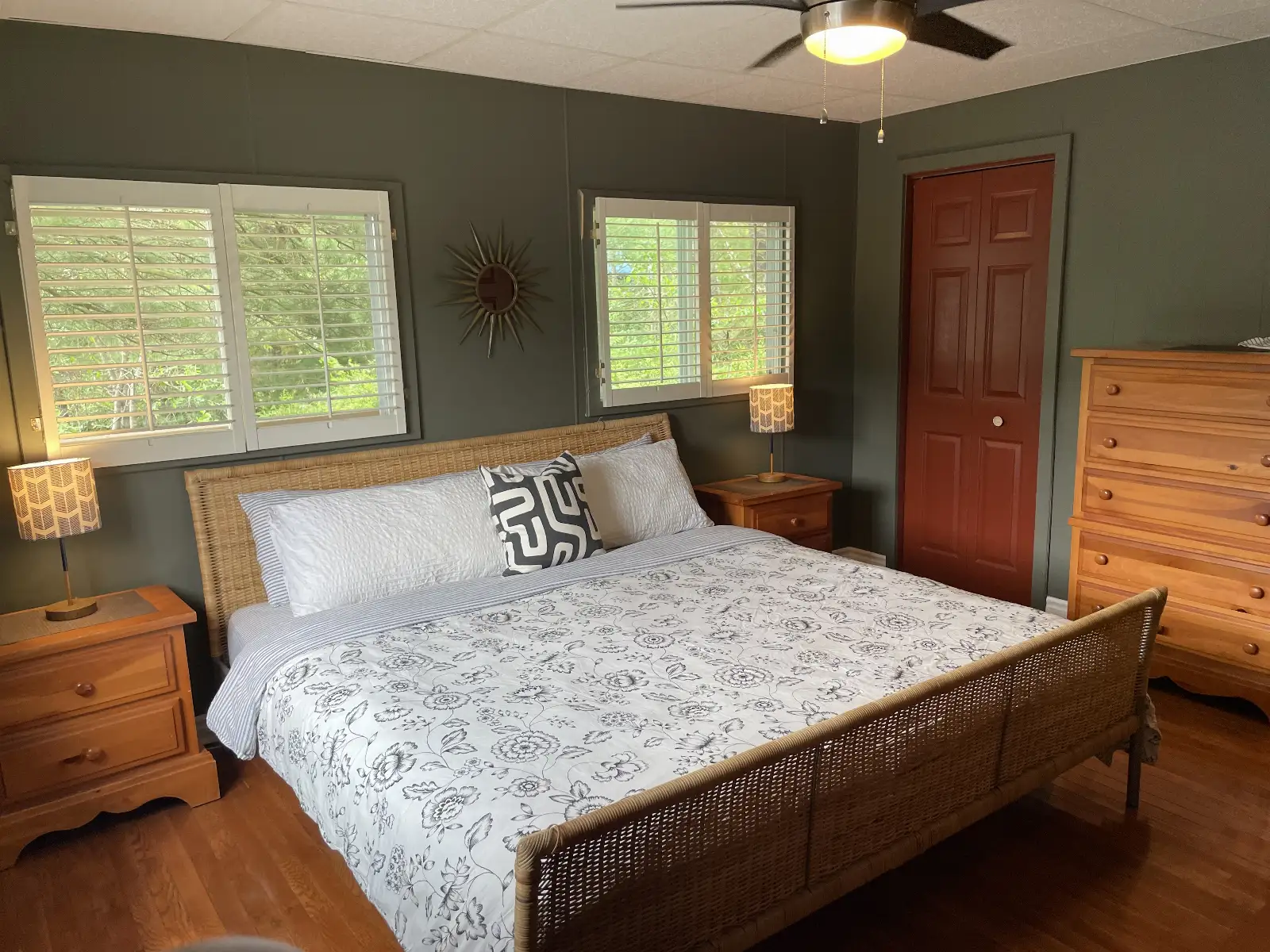 Bedroom 1 - King bed